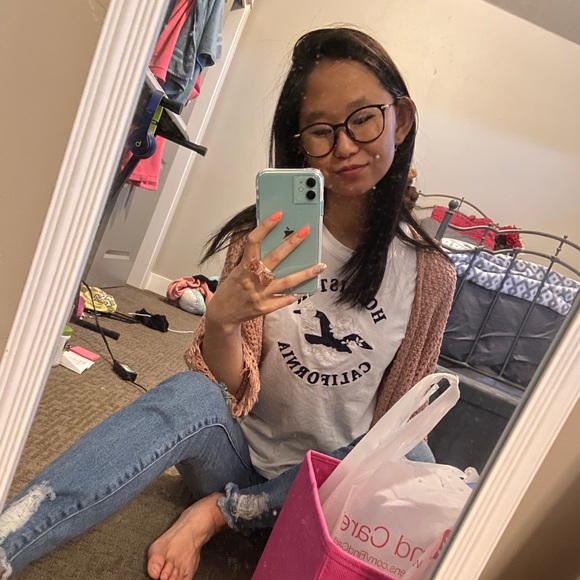 ♡ Meet your Posher, Rae ♡ - Picture 3 of 3